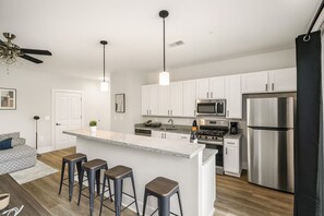 Fridge, microwave, oven, stovetop - Family & Group Retreat|3 Queens Beds + Pool Table 5th (Birmingham)