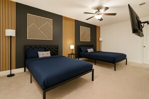 Escriptori, planxa i posts de planxar, un bressol de viatge i wifi