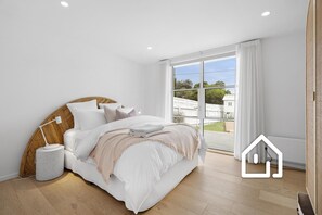 4 slaapkamers, een strijkplank/strijkijzer, reisbedje, gratis wifi