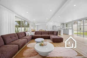 Een smart-tv en boeken