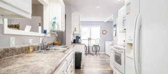 Serene retreat home with jetted tub & screened-in porch by golf course