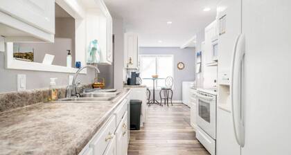 Serene retreat home with jetted tub & screened-in porch by golf course