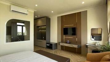 Quarto casal luxo, sacada | Wi-Fi de cortesia, roupa de cama