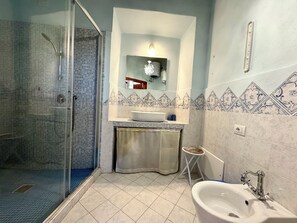 Bathroom - "Panoramic Place Suite" (Cagliari)