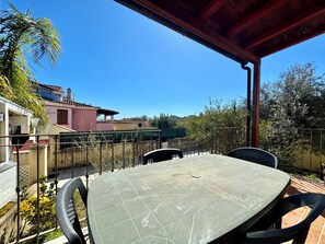 Outdoor dining - "Sea Whisper Garden" (Arbatax)