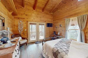 3 bedrooms, iron/ironing board, internet, bed sheets - Dog-friendly, cozy cabin with oversized hot tub & gas fireplace on a wooded lot (Blue Ridge)
