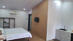 Desk, laptop workspace, free WiFi - Khang Nguyen Homestay (Phu Quoc)