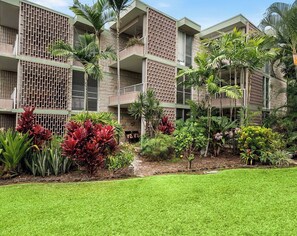 Property grounds - 1BR Kona Condo w/ Chef’s Kitchen & Tropical Lanai (Kailua-Kona)