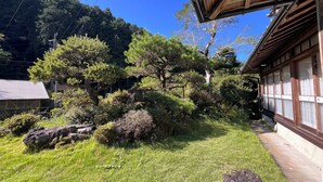 En traditionel japansk bygning med træfacade og et skråt tag.