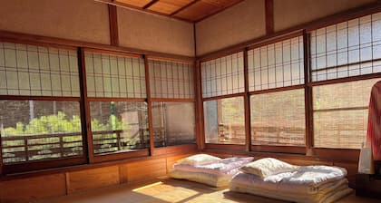 Up to 10 persons! The large porch overlooks the garden and the bamboo grove to the south over the rare armrest balustrade.