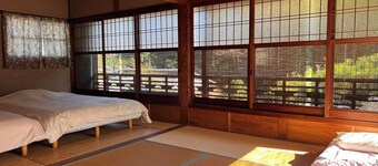 Up to 10 persons! The large porch overlooks the garden and the bamboo grove to the south over the rare armrest balustrade.