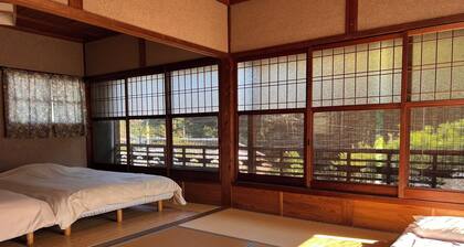 Up to 10 persons! The large porch overlooks the garden and the bamboo grove to the south over the rare armrest balustrade.