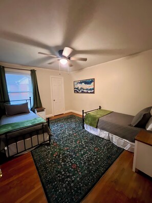 3 chambres, fer et planche à repasser, lit parapluie, Wi-Fi gratuit