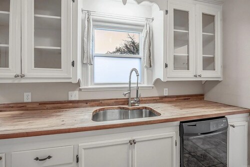 Comfy Bungalow - 3bdrm, 2ba, Fenced Yard