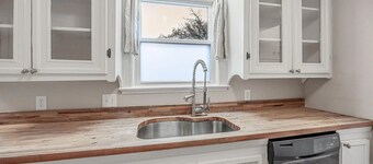 Comfy Bungalow - 3bdrm, 2ba, Fenced Yard