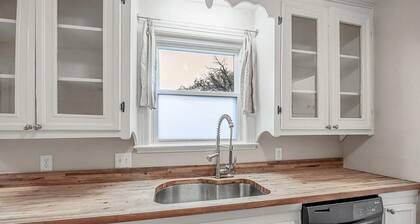 Comfy Bungalow - 3bdrm, 2ba, Fenced Yard