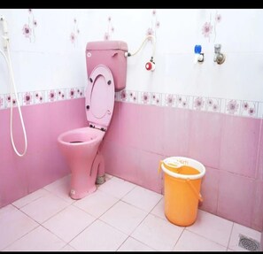 Standard Room | Bathroom | Shower, free toiletries, towels, soap - Villa De Grand (Kuilapalayam)