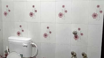 Superior Room | Bathroom | Shower, free toiletries, towels, soap