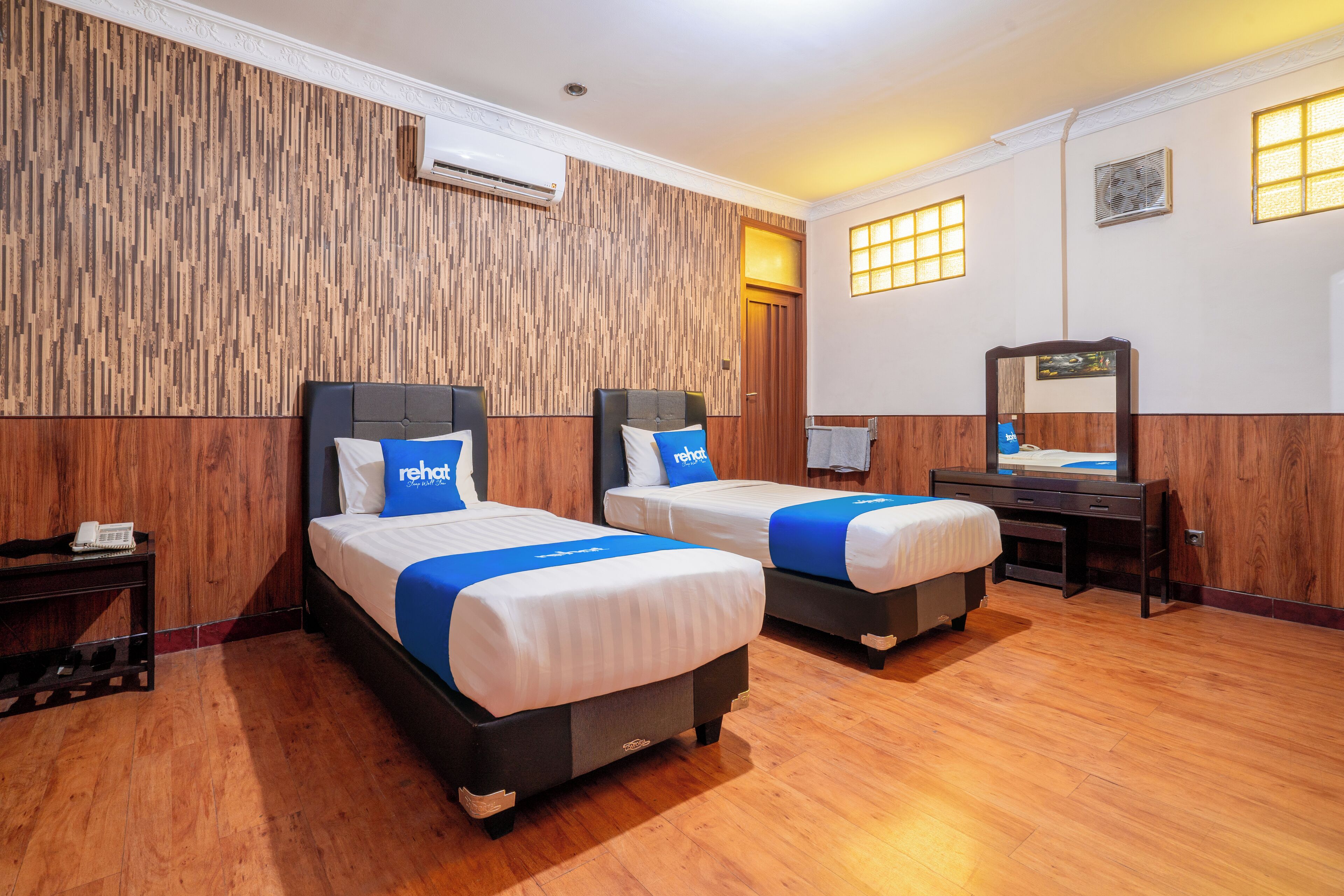 Phòng 2 giường đơn Deluxe | Bộ trải giường bằng vải cotton Ai Cập, bộ đồ giường cao cấp, bàn 