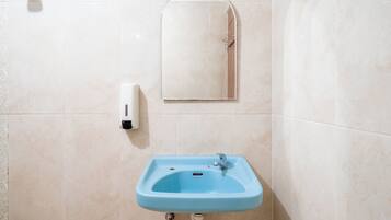 Shower, perlengkapan mandi gratis, handuk, dan tisu toilet