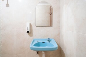 Regadera, amenidades de baño gratuitas, toallas, papel de baño 