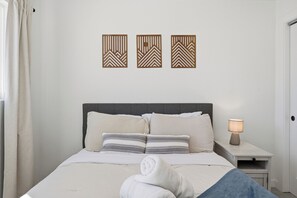 2 bedrooms, iron/ironing board, Internet, bed sheets - Cozy 2BR Retreat with Backyard Lounge (Aurora)