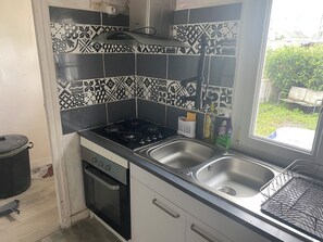 Fridge, microwave, oven, stovetop - Large 4-bedroom house with garden - near D-Day beaches and train station (Sainte-Marguerite-d'Elle)
