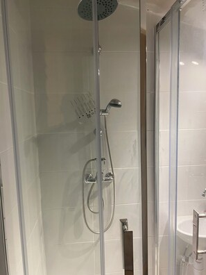 Hair dryer, towels, soap, shampoo - Large 4-bedroom house with garden - near D-Day beaches and train station (Sainte-Marguerite-d'Elle)