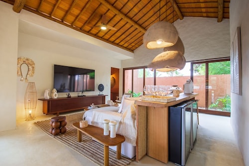 Casa com Piscina e Quadra no Condom nio By Toque