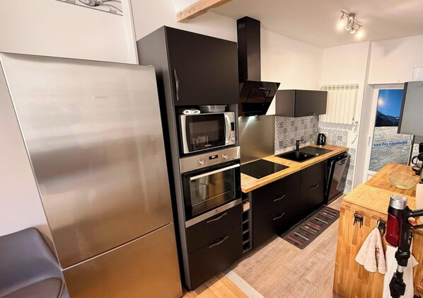 อพาร์ทเมนท์ | ครัวส่วนตัว | เก้าอี้กินข้าวสำหรับเด็ก