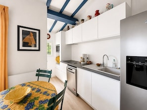 Fridge, cookware/dishes/utensils - Charming and Quiet Cottage – Sainte-Maxime (STE MAXIME)