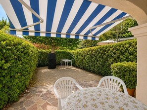 Outdoor dining - Charming and Quiet Cottage – Sainte-Maxime (STE MAXIME)