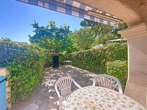 Outdoor dining - Charming and Quiet Cottage – Sainte-Maxime (STE MAXIME)