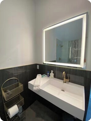 Hiustenkuivaaja, pyyhkeet, saippua, vessapaperi