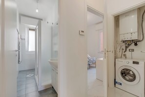 Appartement Familial, plusieurs chambres (Boccaccio) | Salle de bain | Douche, sèche-cheveux, bidet, serviettes fournies