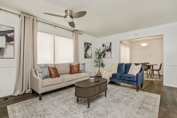 Smart TV, fireplace - 3BR/3BA Private Suites Home / Llano & Wind Crew Ready / Fast WiFi & 2 Car Garage (Amarillo)