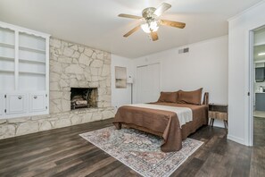 3 bedrooms, iron/ironing board, free WiFi, bed sheets - 3BR/3BA Private Suites Home / Llano & Wind Crew Ready / Fast WiFi & 2 Car Garage (Amarillo)