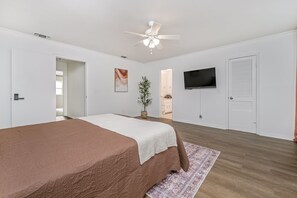3 bedrooms, iron/ironing board, free WiFi, bed sheets - 3BR/3BA Private Suites Home / Llano & Wind Crew Ready / Fast WiFi & 2 Car Garage (Amarillo)