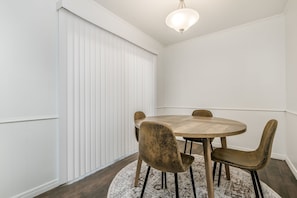 Dining - 3BR/3BA Private Suites Home / Llano & Wind Crew Ready / Fast WiFi & 2 Car Garage (Amarillo)