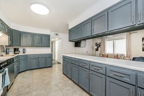 Fridge, microwave, oven, stovetop - 3BR/3BA Private Suites Home / Llano & Wind Crew Ready / Fast WiFi & 2 Car Garage (Amarillo)