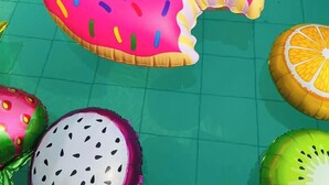 Een zwembad met een roze donut-zwemband en diverse zwembanden in de vorm van fruit.