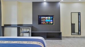 Phòng đôi tiện nghi đơn giản, ban công, quang cảnh thành phố