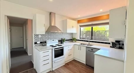 冷蔵庫、電子レンジ、食器洗い機、コーヒー / ティーメーカー. Stylish Trentham Retreat