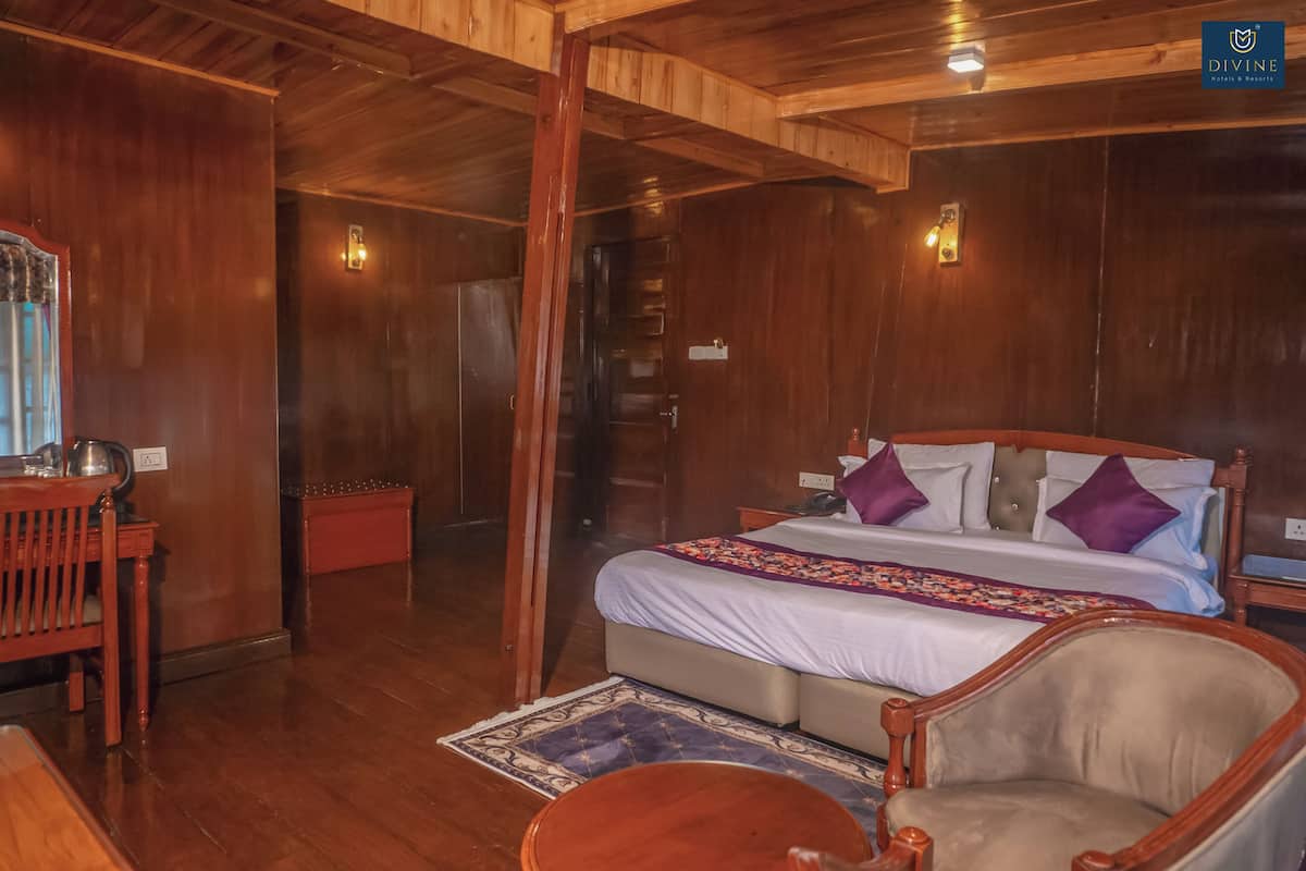 Una habitación de madera con una cama, una silla, una mesa y un tapete.