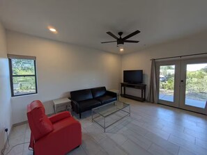 Living area - Cozy 1-bedroom bungalow in peaceful Tucson with stunning views (Tucson)