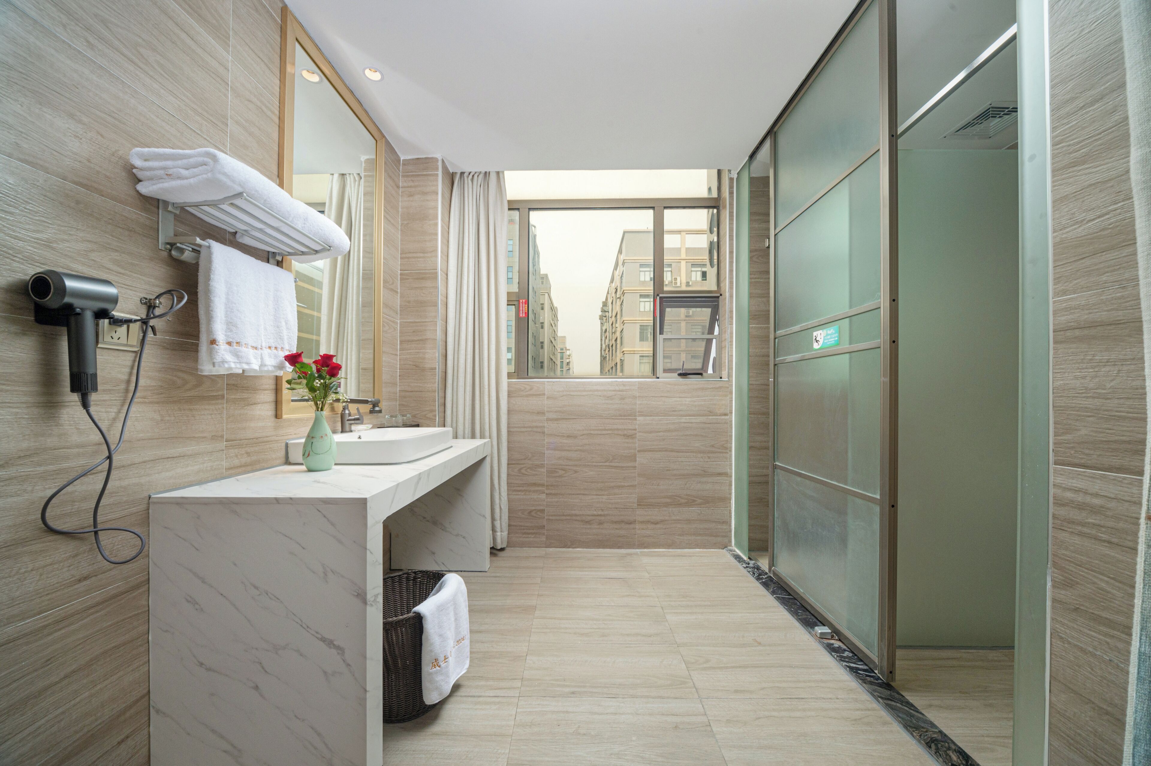 Superior Twin Room, City View | Bathroom