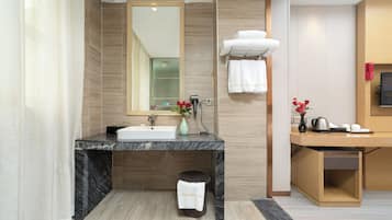 Luxury Triple Room, City View | Interior