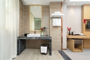 Habitación triple de lujo, vista a la ciudad | Interior