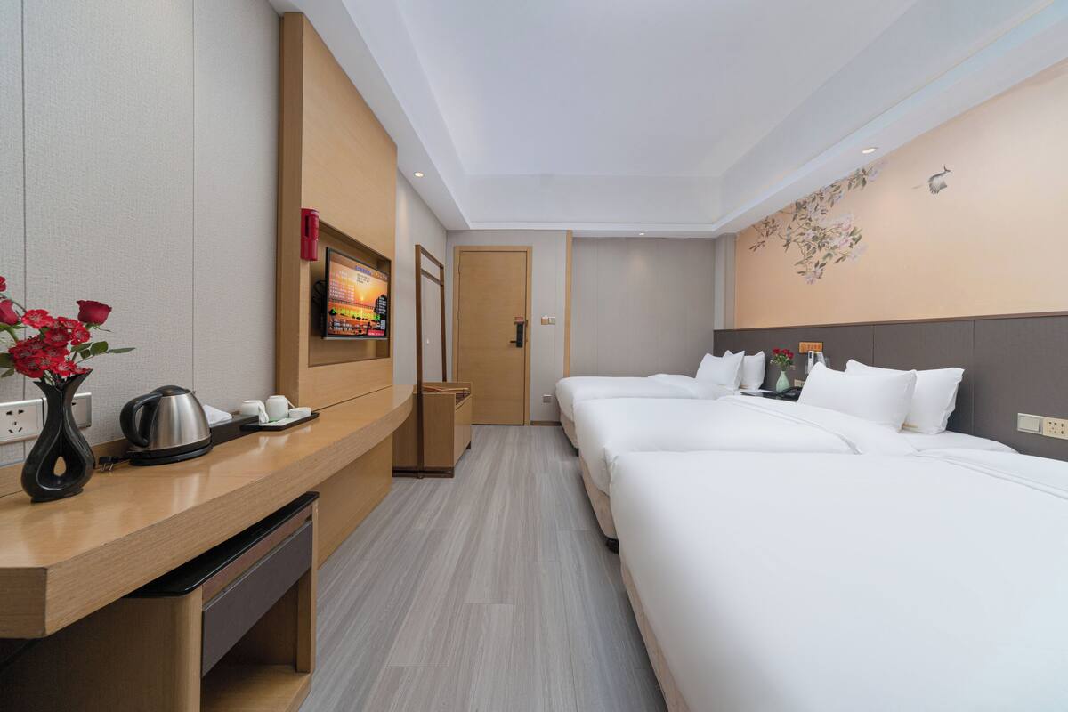 Luxury Triple Room, City View