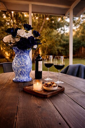 Outdoor dining - Pink Cottage on 11th (Mount Dora)